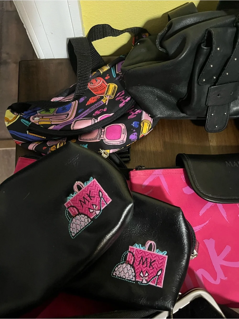 Mary Kay Bundle of Bags Makeup Bags, purse, large tote and more EUC